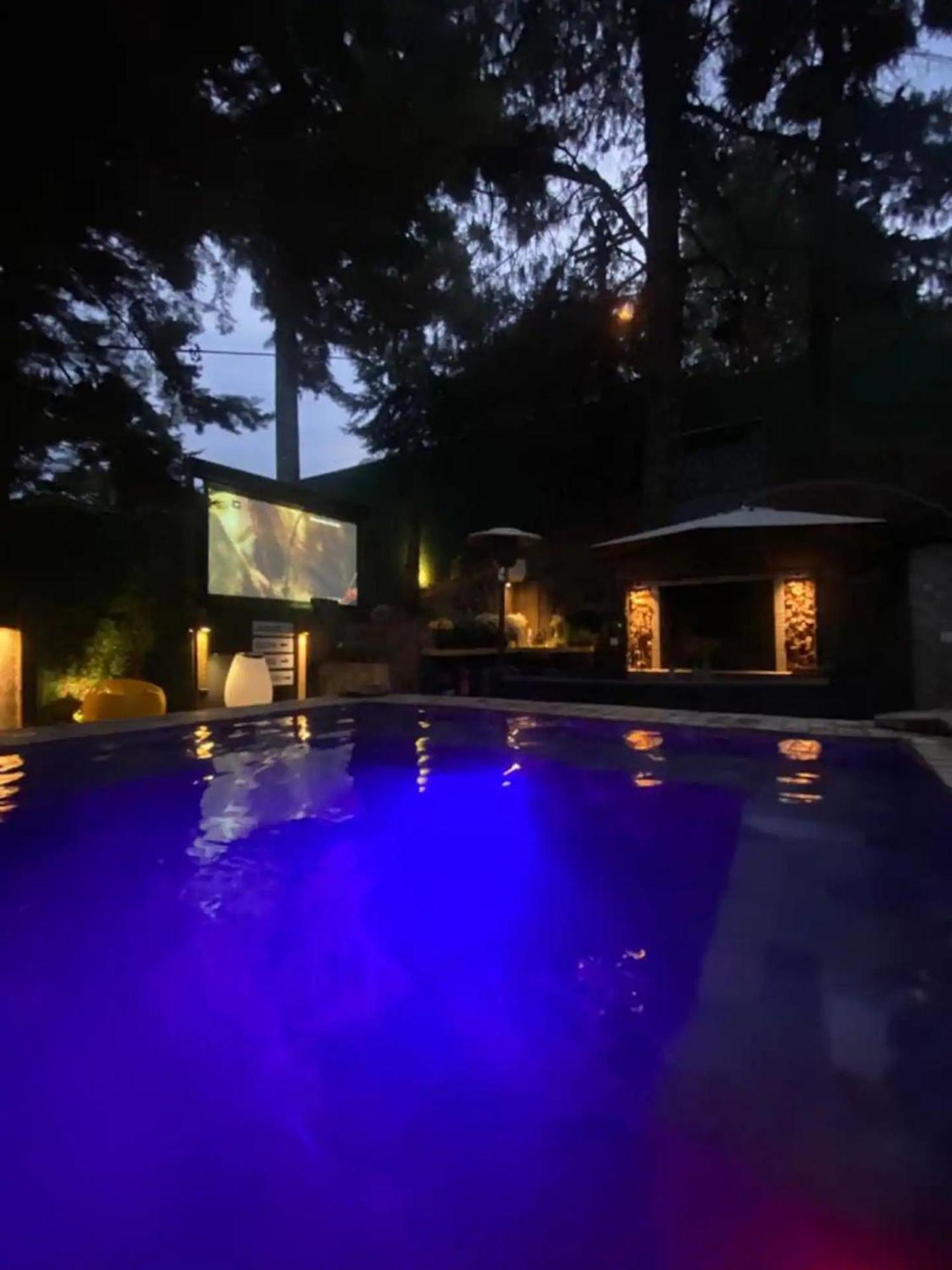 Com Jacuzzi Sauna Lareira E Telao Cinema 別墅 *