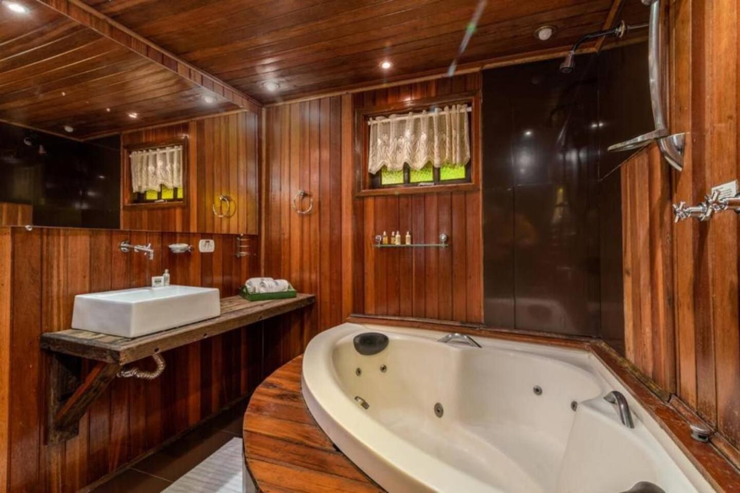 Villa Com Jacuzzi Sauna Lareira E Telao Cinema